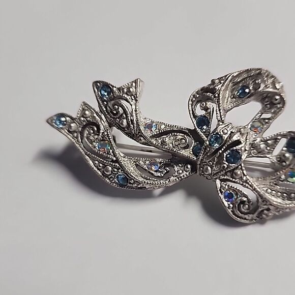 Elegant Silver Bow Brooch with Blue Accents - Picture 2 of 6